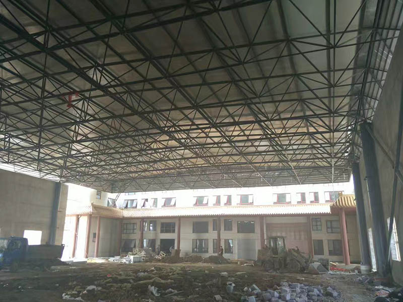 个旧屋顶采光无缝钢管网架安装现场